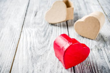 Sevgililer günü kavramı, eski hediye kutuları, üstten görünüm kopya alanı ile ahşap arka plan gri.