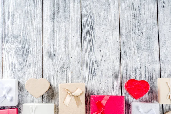 Valentine Dag Concept Oude Grijs Houten Achtergrond Met Geschenkdozen Bovenaanzicht — Stockfoto