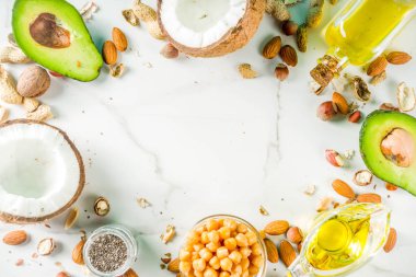 Sağlıklı vegan yağ gıda kaynakları, omega3, omega6 malzemeler - badem, ceviz, fındık, ceviz, zeytin yağı, chia tohumu, avokado, Hindistan cevizi, koyu yeşil arka plan kopya alanı