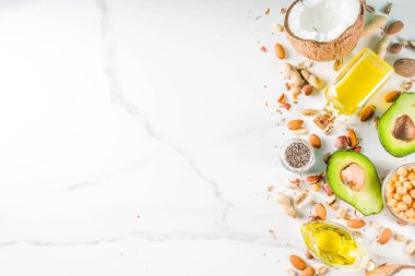 Sağlıklı vegan yağ gıda kaynakları, omega3, omega6 malzemeler - badem, ceviz, fındık, ceviz, zeytin yağı, chia tohumu, avokado, Hindistan cevizi, koyu yeşil arka plan kopya alanı