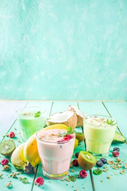 Yaz serinletici içecekler - protein shakes, milkshake veya smoothies, taze berry ve meyveler, mavi masa lambası ile alanı Kopyala