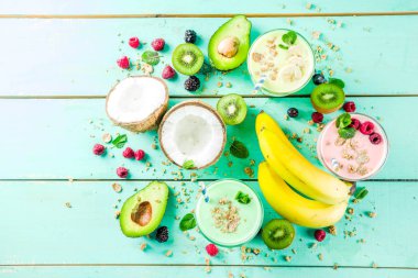 Yaz serinletici içecekler - protein shakes, milkshake veya smoothies, taze berry ve meyveler, mavi masa lambası ile alanı Kopyala