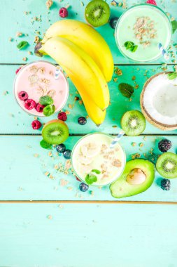 Yaz serinletici içecekler - protein shakes, milkshake veya smoothies, taze berry ve meyveler, mavi masa lambası ile alanı Kopyala
