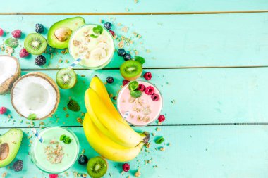 Yaz serinletici içecekler - protein shakes, milkshake veya smoothies, taze berry ve meyveler, mavi masa lambası ile alanı Kopyala