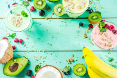 Yaz serinletici içecekler - protein shakes, milkshake veya smoothies, taze berry ve meyveler, mavi masa lambası ile alanı Kopyala