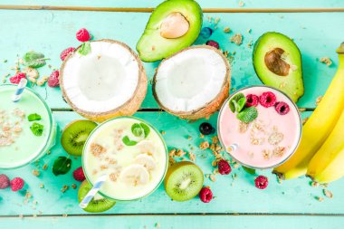 Yaz serinletici içecekler - protein shakes, milkshake veya smoothies, taze berry ve meyveler, mavi masa lambası ile alanı Kopyala