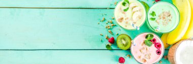Yaz serinletici içecekler - protein shakes, milkshake veya taze berry ve meyve, mavi masa lambası kopya alanı afiş ile smoothies
