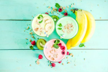 Yaz serinletici içecekler - protein shakes, milkshake veya smoothies, taze berry ve meyveler, mavi masa lambası ile alanı Kopyala