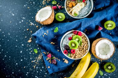 Chia tohum yoğurt puding, taze meyve ve çilek, üzerinde koyu mavi beton arka plan kopya alanı ile ev yapımı granola