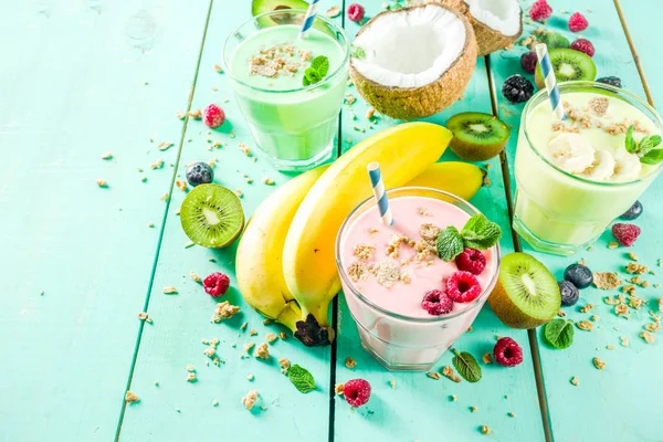 Sommaren Uppfriskande Drycker Protein Shakes Milkshakes Och Smoothies Med Färska — Stockfoto