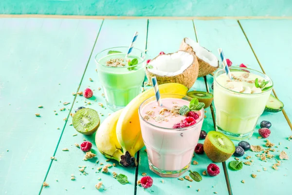 Sommaren Uppfriskande Drycker Protein Shakes Milkshakes Och Smoothies Med Färska — Stockfoto