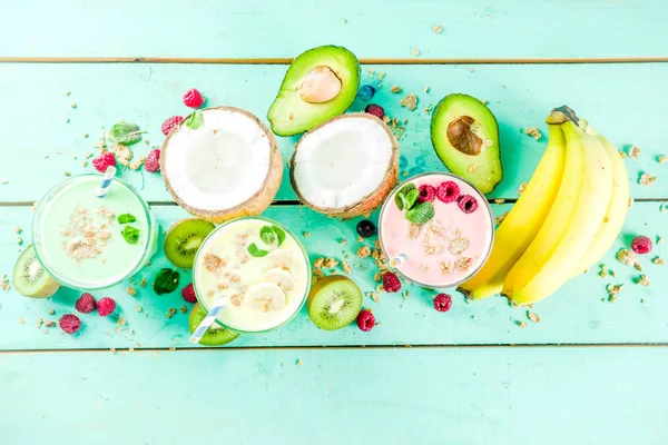 Yaz serinletici içecekler - protein shakes, milkshake veya smoothies, taze berry ve meyveler, mavi masa lambası ile alanı Kopyala