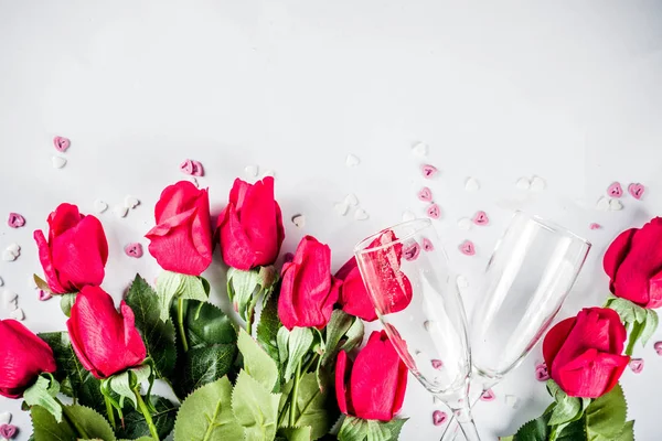 Concept Saint Valentin Roses Rouges Avec Deux Verres Champagne Vue — Photo