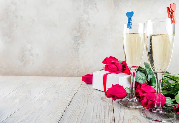 Valentinstag Konzept Rote Rosen Mit Zwei Sektgläsern Kopierraum Von Oben — Stockfoto