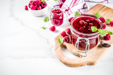 Ahududu ve nane ile iki kavanoz ev yapımı ahududu reçeli