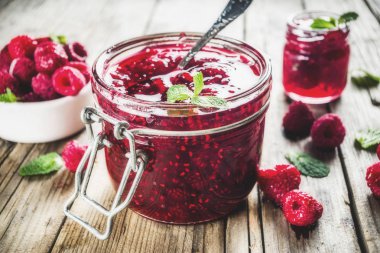 Ahududu ve nane ile iki kavanoz ev yapımı ahududu reçeli