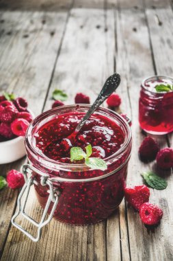 Ahududu ve nane ile iki kavanoz ev yapımı ahududu reçeli