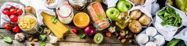 Atık alışveriş ve sustanable yaşam tarzı kavramı, çeşitli çiftlik organik sebzeler, tahıl, makarna, yumurta ve meyve yeniden kullanılabilir ambalaj süpermarket Çantalar sıfır. Kopyalama alanı üstten görünüm, afiş
