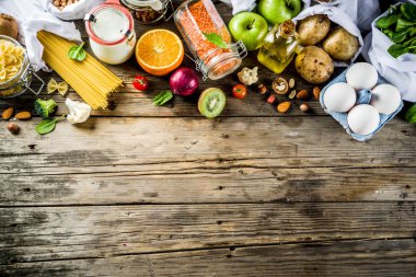 Atık alışveriş ve sustanable yaşam tarzı kavramı, çeşitli çiftlik organik sebzeler, tahıl, makarna, yumurta ve meyve yeniden kullanılabilir ambalaj süpermarket Çantalar sıfır. Kopyalama alanı üstten görünüm, ahşap arka plan