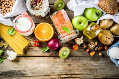 Atık alışveriş ve sustanable yaşam tarzı kavramı, çeşitli çiftlik organik sebzeler, tahıl, makarna, yumurta ve meyve yeniden kullanılabilir ambalaj süpermarket Çantalar sıfır. Kopyalama alanı üstten görünüm, ahşap arka plan