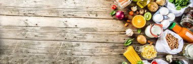 Atık alışveriş ve sustanable yaşam tarzı kavramı, çeşitli çiftlik organik sebzeler, tahıl, makarna, yumurta ve meyve yeniden kullanılabilir ambalaj süpermarket Çantalar sıfır. Kopyalama alanı üstten görünüm, afiş