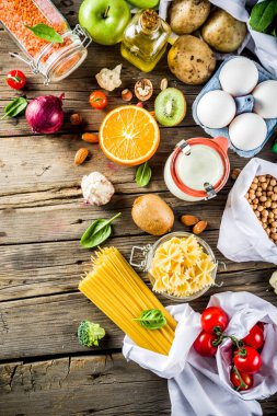 Atık alışveriş ve sustanable yaşam tarzı kavramı, çeşitli çiftlik organik sebzeler, tahıl, makarna, yumurta ve meyve yeniden kullanılabilir ambalaj süpermarket Çantalar sıfır. Kopyalama alanı üstten görünüm, ahşap arka plan