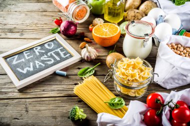 Atık alışveriş ve sustanable yaşam tarzı kavramı, çeşitli çiftlik organik sebzeler, tahıl, makarna, yumurta ve meyve yeniden kullanılabilir ambalaj süpermarket Çantalar sıfır. Kopyalama alanı üstten görünüm, ahşap arka plan