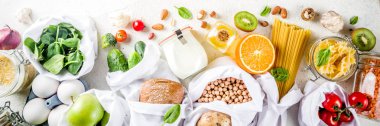 Atık alışveriş ve sustanable yaşam tarzı kavramı, çeşitli çiftlik organik sebzeler, tahıl, makarna, yumurta ve meyve yeniden kullanılabilir ambalaj süpermarket Çantalar sıfır. Kopyalama alanı üstten görünüm, afiş