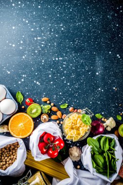 Atık alışveriş ve sustanable yaşam tarzı kavramı, çeşitli çiftlik organik sebzeler, tahıl, makarna, yumurta ve meyve yeniden kullanılabilir ambalaj süpermarket Çantalar sıfır. alanı yukarıdan, darb mavi tablo kopyalama