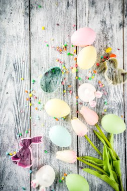 Pastel renkli yumurta ve Lale çiçek, ahşap arka plan üstten görünüm kopya alanı Paskalya arka plan