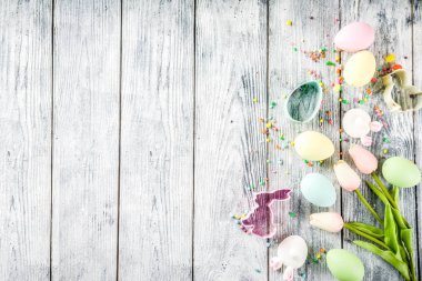 Pastel renkli yumurta ve Lale çiçek, ahşap arka plan üstten görünüm kopya alanı Paskalya arka plan