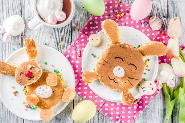 Веселий Великодній Сніданок Їжа Дитячий Млинець Вигляді Кролика Гарячим Шоколадом — стокове фото