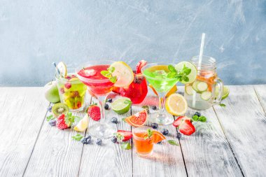 Seçim yaz meyve ve meyve kokteyli içki. ahşap arka plan kopya alanı