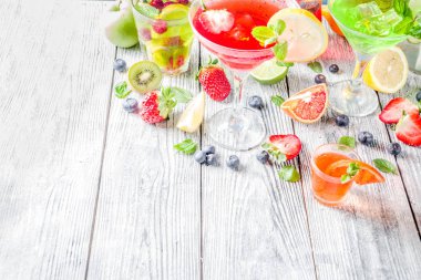 Seçim yaz meyve ve meyve kokteyli içki. ahşap arka plan kopya alanı