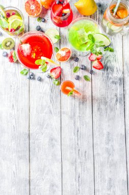 Seçim yaz meyve ve meyve kokteyli içki. ahşap arka plan kopya alanı