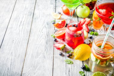 Seçim yaz meyve ve meyve kokteyli içki. ahşap arka plan kopya alanı