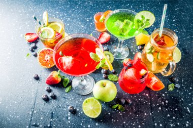 Seçim yaz meyve ve meyve kokteyli içki. koyu mavi arka plan kopya alanı
