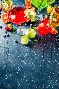 Seçim yaz meyve ve meyve kokteyli içki. koyu mavi arka plan kopya alanı