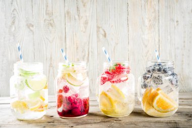 Çeşitli meyve ve meyve limonata içecekler, ferahlık infüzyon seçimi, su taze çilek, limon, limon, portakal, yaban mersini, mason kavanoz ahşap arka plan kopya alanı