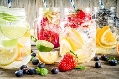 Çeşitli meyve ve meyve limonata içecekler, ferahlık infüzyon seçimi, su taze çilek, limon, limon, portakal, yaban mersini, mason kavanoz ahşap arka plan kopya alanı