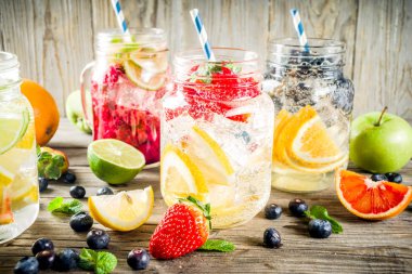 Çeşitli meyve ve meyve limonata içecekler, ferahlık infüzyon seçimi, su taze çilek, limon, limon, portakal, yaban mersini, mason kavanoz ahşap arka plan kopya alanı