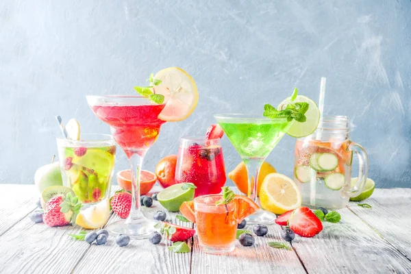 Val Sommar Frukt Och Bärodlingar Cocktail Drinkar Trä Bakgrund Kopia — Stockfoto