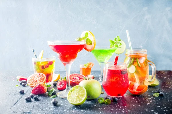 Selección Bebidas Cóctel Frutas Bayas Verano Espacio Copia Fondo Azul — Foto de Stock