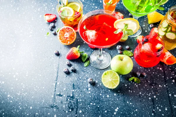 Val Sommar Frukt Och Bärodlingar Cocktail Drinkar Mörkblå Bakgrund Kopia — Stockfoto