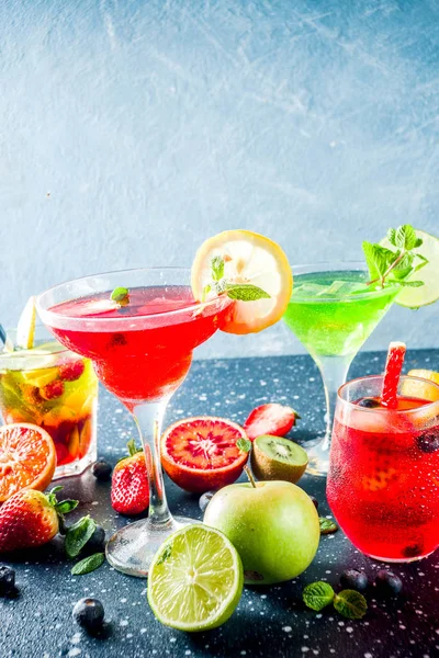 Val Sommar Frukt Och Bärodlingar Cocktail Drinkar Mörkblå Bakgrund Kopia — Stockfoto