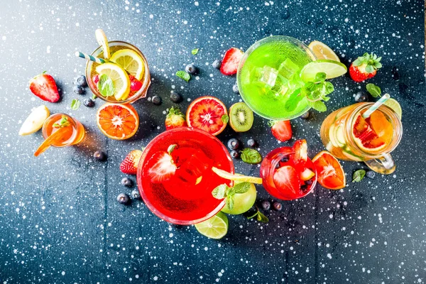 Seleção Frutas Verão Bebidas Coquetel Espaço Cópia Fundo Azul Escuro — Fotografia de Stock