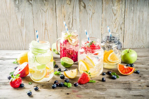 Val Olika Frukt Och Bärodlingar Lemonad Drycker Förfriskningar Infunderas Vatten — Stockfoto
