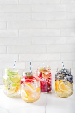 Çeşitli meyve ve meyve limonata içecekler, ferahlık infüzyon seçimi, su taze çilek, limon, limon, portakal, yaban mersini, mason kavanoz ahşap arka plan kopya alanı