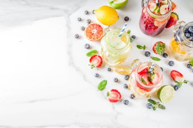 Çeşitli meyve ve meyve limonata içecekler, ferahlık infüzyon seçimi, su taze çilek, limon, limon, portakal, yaban mersini, mason kavanoz ahşap arka plan kopya alanı