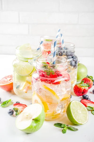 Επιλογή Διαφόρων Φρούτων Και Μούρων Ποτό Λεμονάδα Αναψυκτικό Αρωματισμένο Νερό — Φωτογραφία Αρχείου